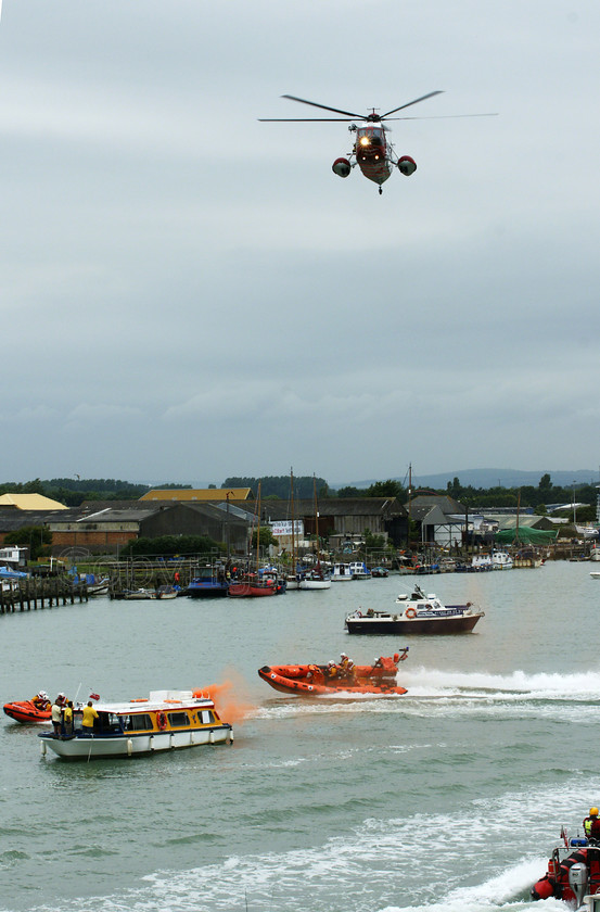 RNLI03747 
 RNLI lifeboat exercises on River Arun, Littlehamton, West Sussex 
 Keywords: Lifeboat, River Arun, Littlehamton, West Sussex, Exercise, Rescue, RNLI, Blue Peter, UK