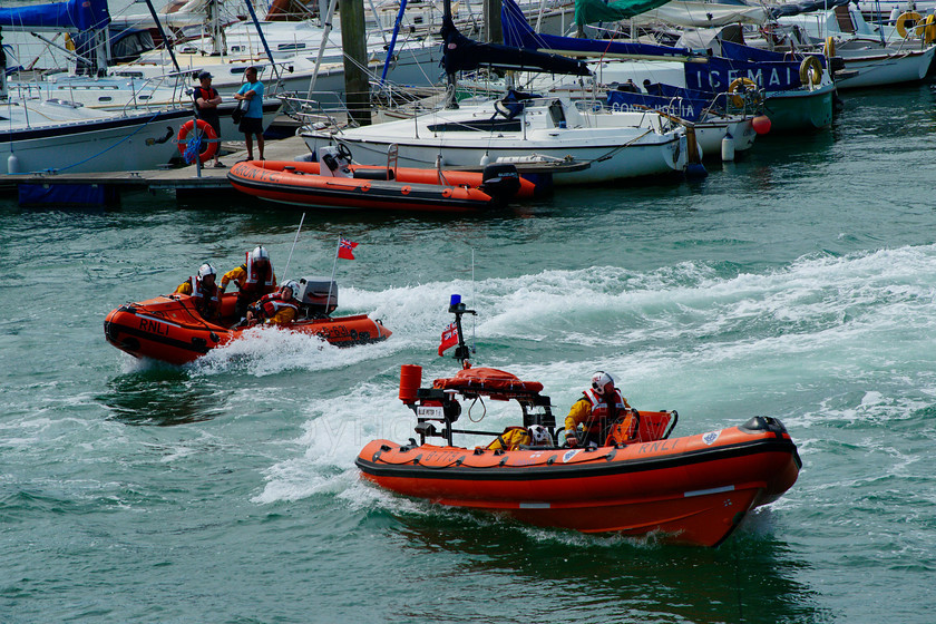 RNLI3378 
 RNLI lifeboat exercises on River Arun, Littlehamton, West Sussex 
 Keywords: Lifeboat, River Arun, Littlehamton, West Sussex, Exercise, Rescue, RNLI, Blue Peter, UK