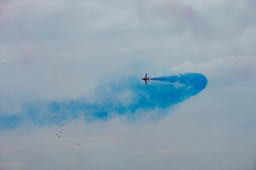 Red Arrows 0176 
 Red Arrows in action - heavy smoke trails 
 Keywords: Red Arrows, Farnborough airshow, July 2010