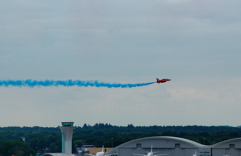 Red Arrows 0218 
 Red Arrows in action - single heading for head on 
 Keywords: Red Arrows, Farnborough airshow, July 2010