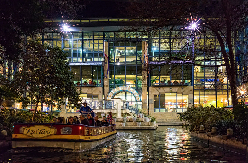 Riverwalk taxiboat DSC1123 
 Rio taxi on San Antonio river, Riverwalk, San Antonio , Texas 
 Keywords: San Antonio, Texas, USA