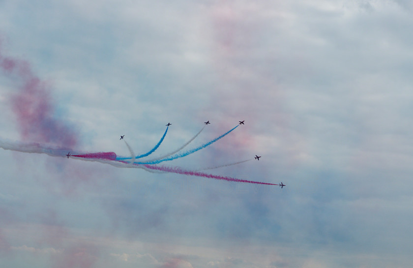 Red Arrows 0223 
 Red Arrows in action - star burst 
 Keywords: Red Arrows, Farnborough airshow, July 2010