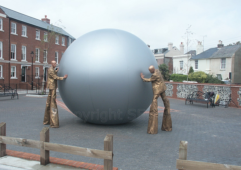 Men on stilts massive ball 
 Men on stilts holding massive ball in street theatre, Littlehampton, West Sussex 
 Keywords: massive ball, baloon, street theatre, men on stilts, Littlehampton, West Sussex