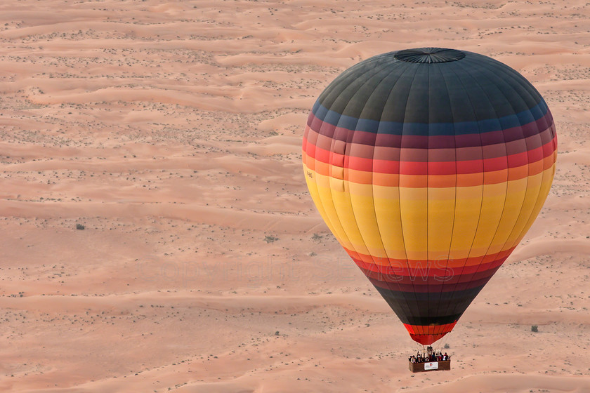 Al Ain balloon01038 
 Balloon over dunes and desert around Al Ain, UAE 
 Keywords: Balloon, Al Ain, desert, dunes, UAE