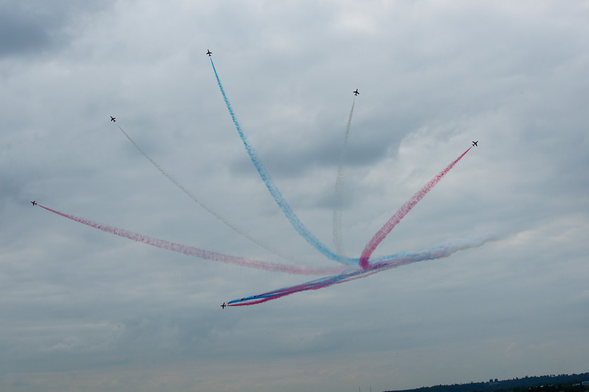 Red Arrows 0129 
 Red Arrows in action - star burst 
 Keywords: Red Arrows, Farnborough airshow, July 2010