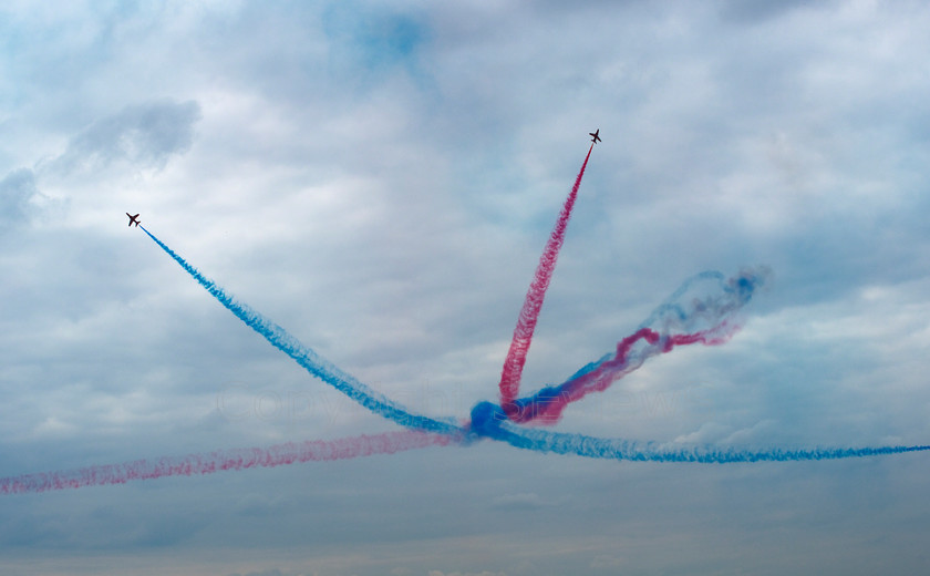 Red Arrows 0211 
 Red Arrows in action - star burst 
 Keywords: Red Arrows, Farnborough airshow, July 2010