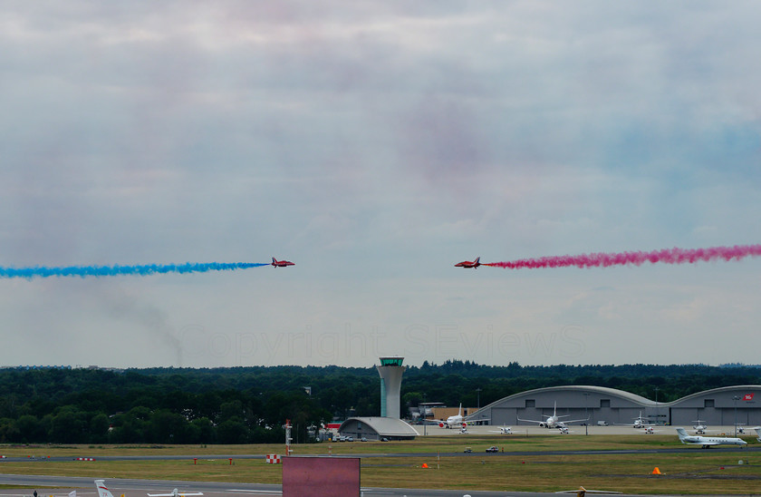 Red Arrows 0162 
 Red Arrows in action - two head on 
 Keywords: Red Arrows, Farnborough airshow, July 2010