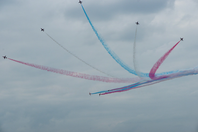 Red Arrows 0128 
 Red Arrows in action - star burst 
 Keywords: Red Arrows, Farnborough airshow, July 2010