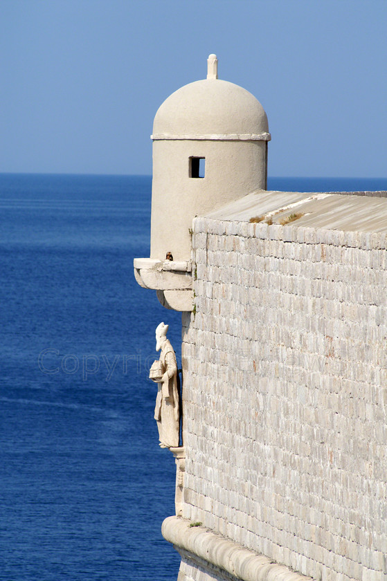 Dubrovnik0050 
 Look out post & statue at end of Dubrovnik city wall 
 Keywords: Dubrovnik, look-out, Seaside, sea, Adriatic, Croatia